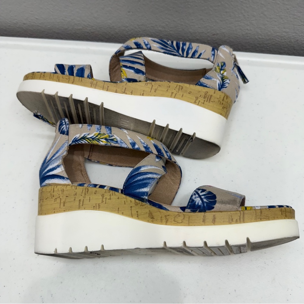 SOUL Naturalizer Goodtimes Crisscross Wedge Sandals Size 8 Tropical Blue Floral - Picture 7 of 10